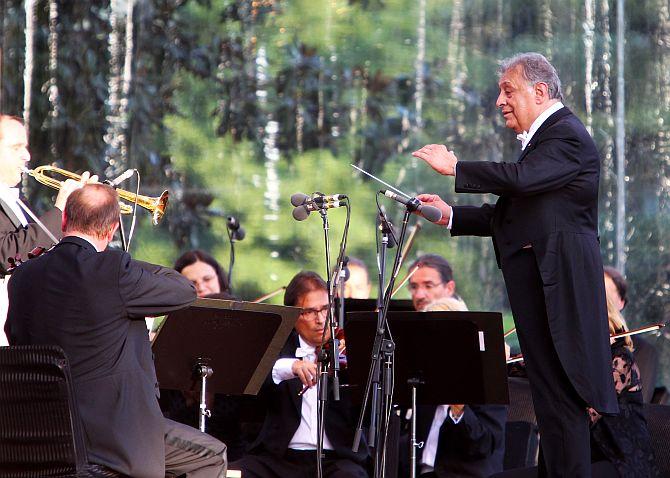 Maestro Zubin Mehta enthralling the audience at Srinagar's Shalimar Bagh on Saturday evening