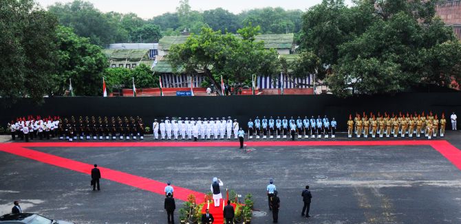 Prime Minister Manmohan Singh receiving the Guard of Honour from the saluting dias at Red Fort