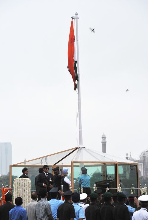 Prime Minister Manmohan Singh unfurling the Tricolour flag at the ramparts of Red Fort.