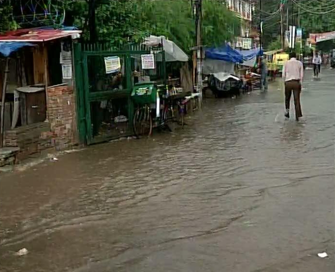 Drains overflowing in Delhi because of the rains