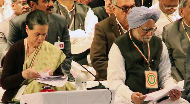Congress president Sonia Gandhi with Prime Minister Manmohan Singh at a party conclave