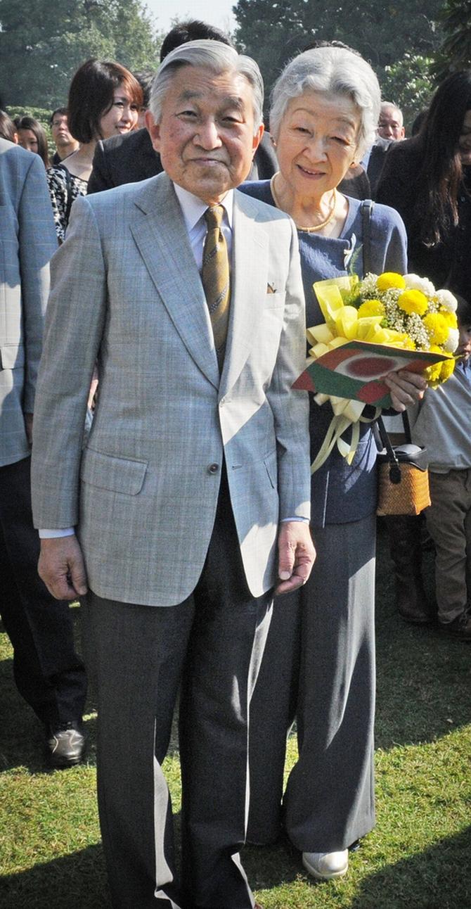 apanese Emperor Akihito and Empress Michiko enjoy a walk in Delhi's Lodhi Gardens