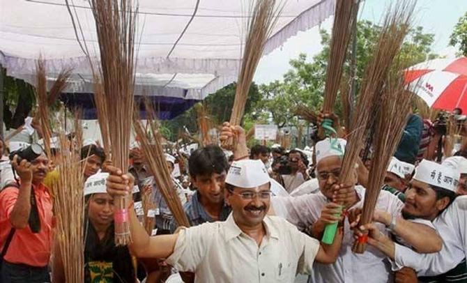 Kejriwal with the symbol of AAP along with his party men in New Delhi