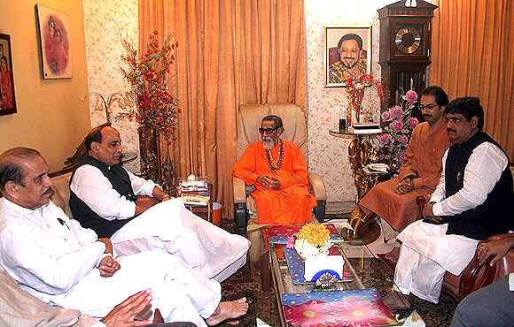 Bal Thackeray, Manohar Joshi and Uddhav Thackeray meet with senior BJP leaders Rajnath Singh and Gopinath Munde.