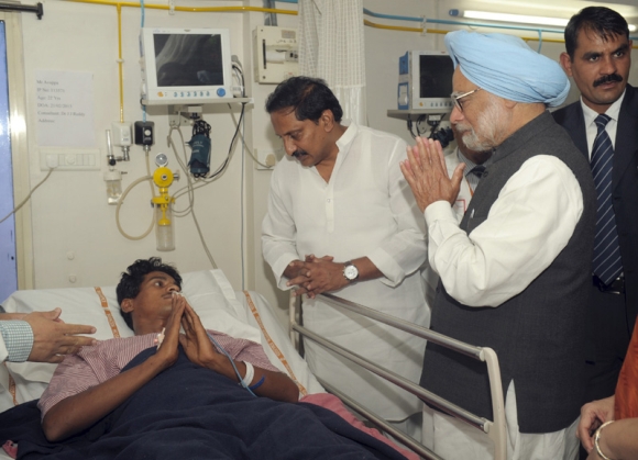 Dr Singh visits blast victims at the hospital