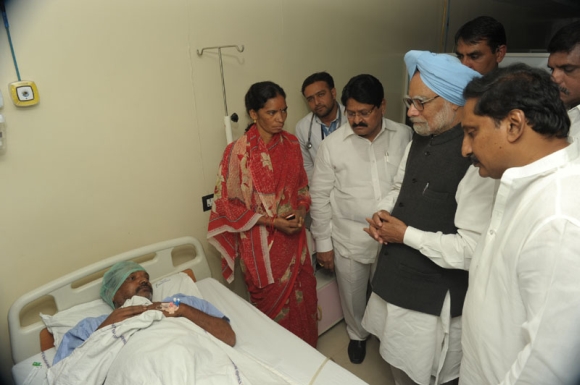 Dr Singh visits blast victims at the hospital