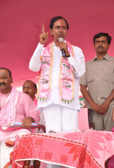 TRS president K Chandrashekar Rao addressing a rally in Hyderabad