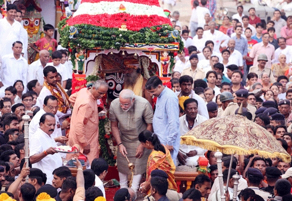 Modi performs a pahind vidhi ceremony at the yatra 