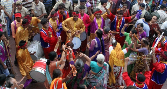 Women dance during the yatra 
