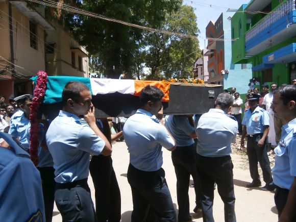IAF personnel with the casket bearing K Praveen's body 