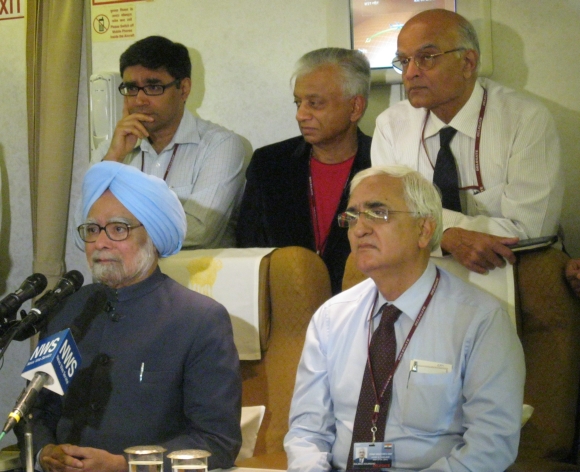 Prime Minister Manmohan Singh on board Air India One with External Affairs Minister Salman Khurshid, National Security Advisor Shivshankar Menon, Adviser to the PM TKA Nair and PM's Private Secretary Vikram Misri