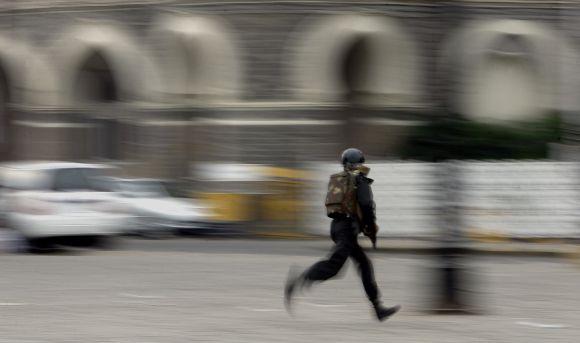 An Indian commando outside the Taj Mahal Hotel, November 28, 2008.