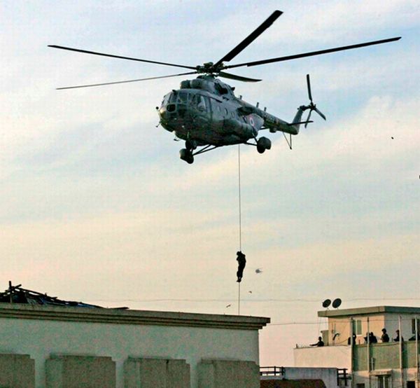 A commando is lowered down to Chabad House, November 28, 2008.