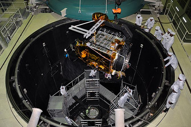Loading spacecraft for thermovacuum test in large space simulation chamber