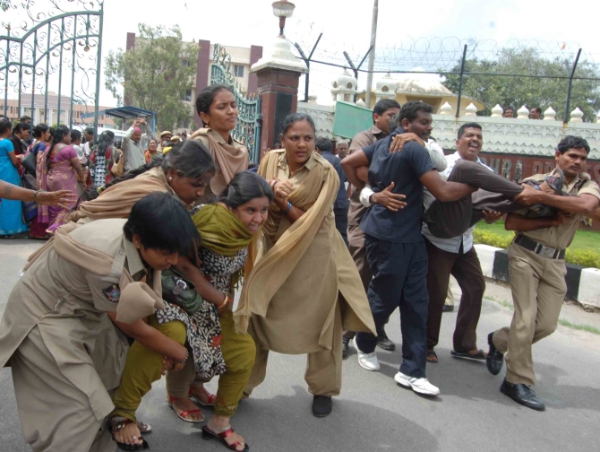 Police crackdown on anti-Telangana supporters