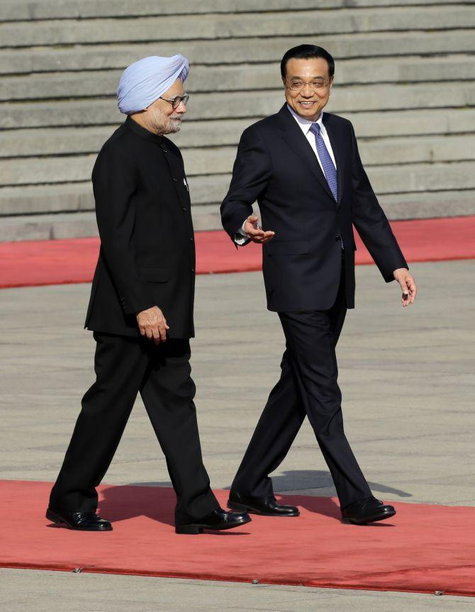 China's Premier Li Keqiang speaks to India's Prime Minister Manmohan Singh during a welcome ceremony outside the Great Hall of the People in Beijing