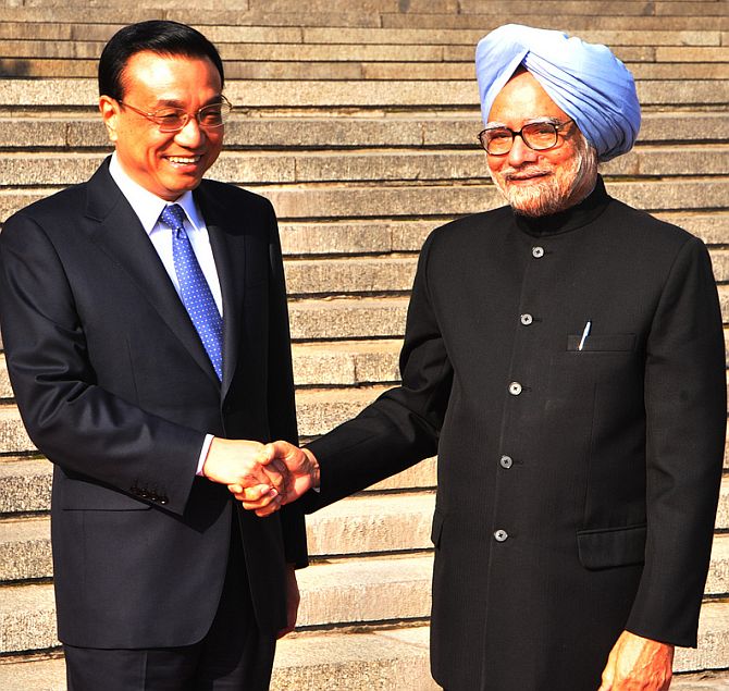 Prime Minister Manmohan Singh with Chinese Premier Li Keqiang at the welcome ceremony in Beijing