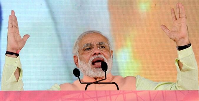 Narendra Modi addresses a rally at Hunkar, Patna 