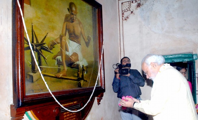 Modi visits Porbandar on Mahatma Gandhi's birth anniversary