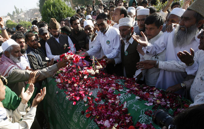 Mirwaiz Umar Farooq offers prayers at his father Mirwaiz Muhammed Umar Farooq's grave 