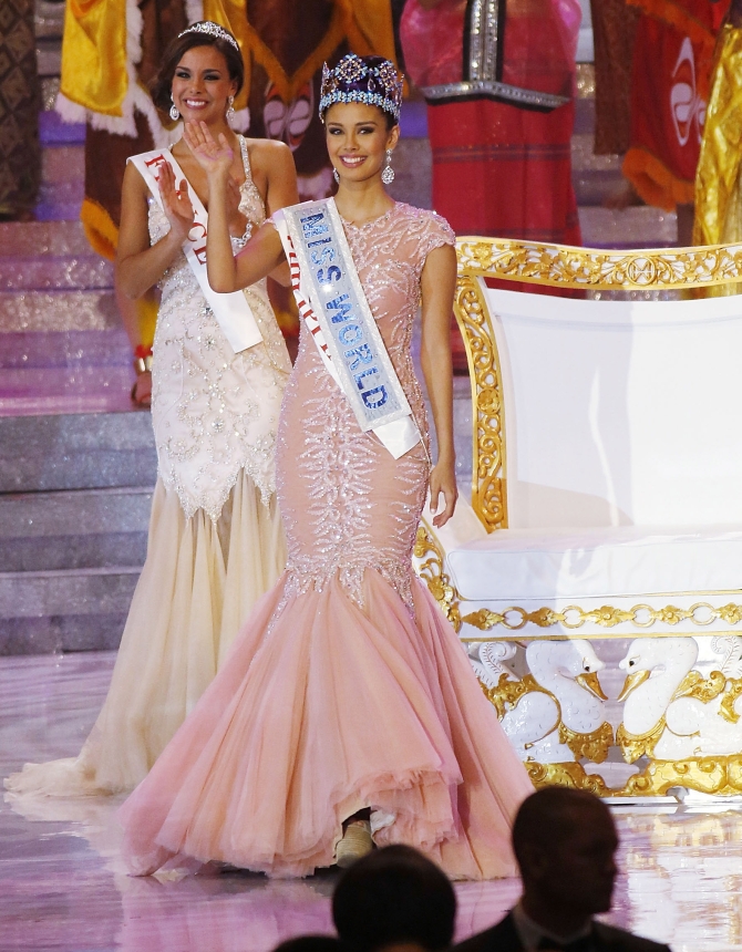 Miss Philippines, Megan Young waves as she is crowned Miss World during Miss World 2013 in Nusa Dua, Indonesia