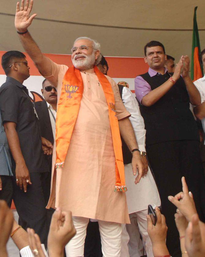 Thousands of people turned up at the domestic airport in Mumbai to greet Guajarat Chief Minister Narendra Modi 