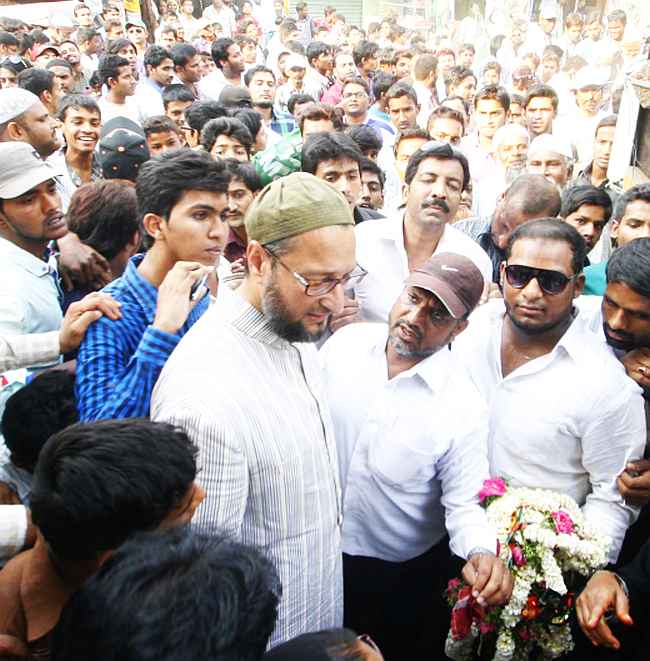 Asaduddin Owaisi campaigns in Hyderabad 
