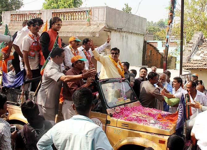 Bollywood star Viveik Oberoi campaigns for Nitin Gadkari