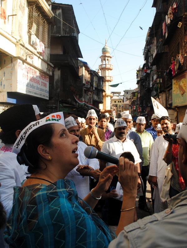 AAP candidate Meera Sanyal speaks to voters at Chhas Galli in the Muslim quarter of the Mumbai South constituency. The former banker asks them to give her and the party a chance, but makes no electoral promises.