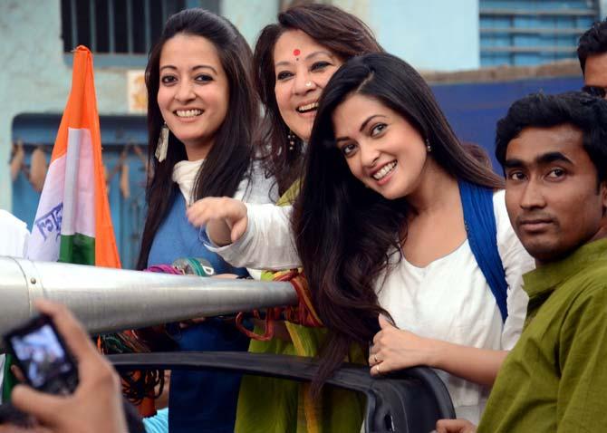 Raima Sen with her mother Moon Moon Sen, the Trinamool Congress candidate from Bankura, and her sister Riya Sen.