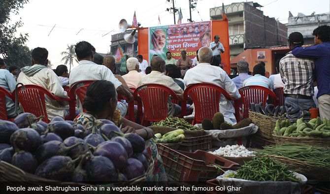 People await Shatrughan Sinha in a vegetable market near the famous Gol Ghar in Patna