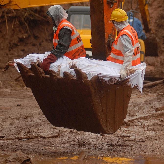 NDRF personnel with a body of a landslide victim at Malin villag