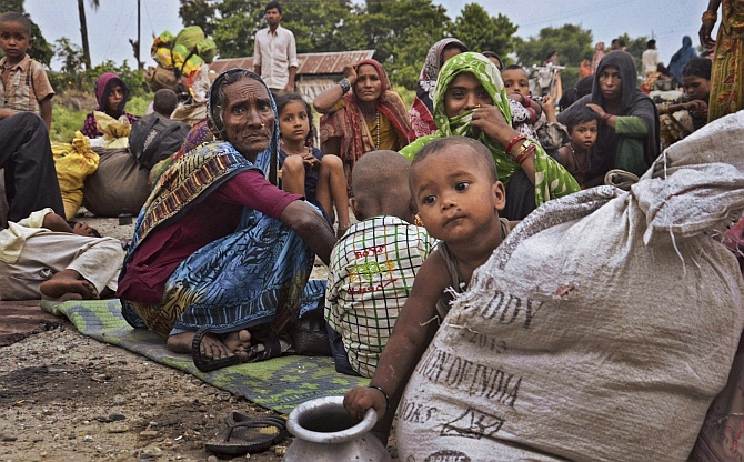 Villagers who left their places after the flood alert in a relief camp in Birpur, Bihar