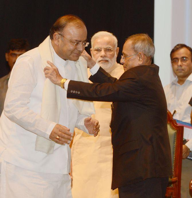 Arun Jaitley being greeted by President Pranab Mukherjee at the event