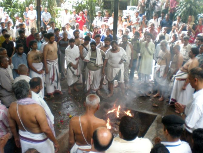 Family, friends, admirers and disciples of yoga guru B K S Iyengar gathered at the Vaikunth crematorium.