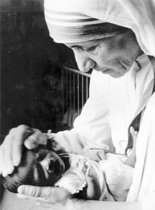 Mother Teresa with a child in Kolkata.
