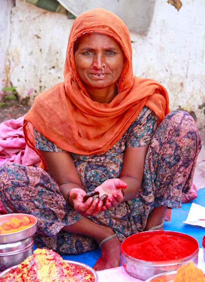 Chand Bibi from Barabanki, comes to Sangam to fend for her 6 children for a few months a year