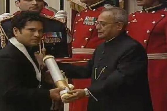 Sachin Tendulkar receives the Bharat Ratna from President Pranab Mukherjee