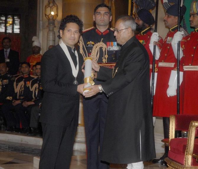 Sachin Tendulkar receives the Bharat Ratna from President Pranab Mukherjee