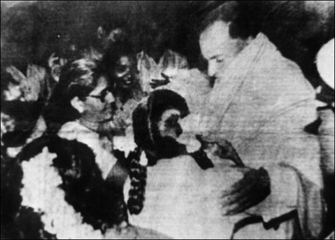 Assassin Dhanu interacts with then prime minister Rajiv Gandhi at Sriperumbudur just before setting off the explosive attached to her body, in this file photograph from May 21, 1991.