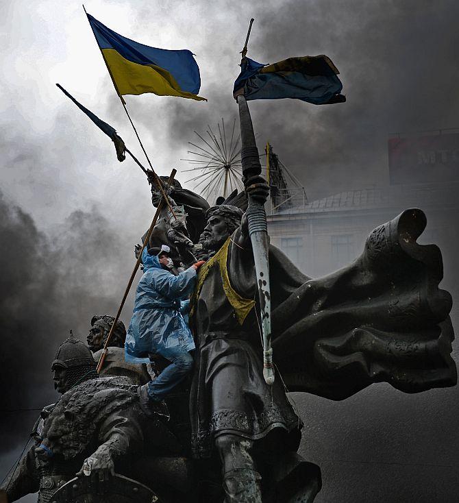 Anti-government protesters, continue to their clash with police in Independence square, despite a truce agreed between the Ukrainian president and opposition leaders on February 20