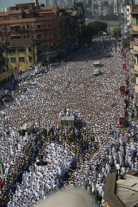 Lakhs of mourners gathered to pay their last respects to Syedna Burhanuddin in South Mumbai on Saturday