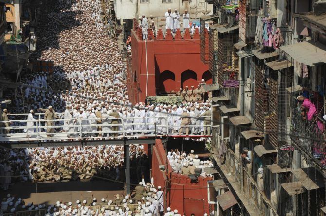 Lakhs of mourners gathered to pay their last respects to Syedna Burhanuddin in South Mumbai on Saturday