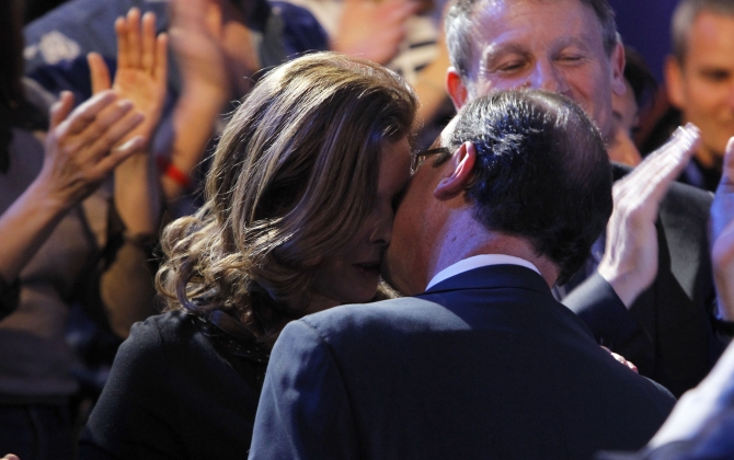 Hollande kisses Trierweiler in Paris in March 2012