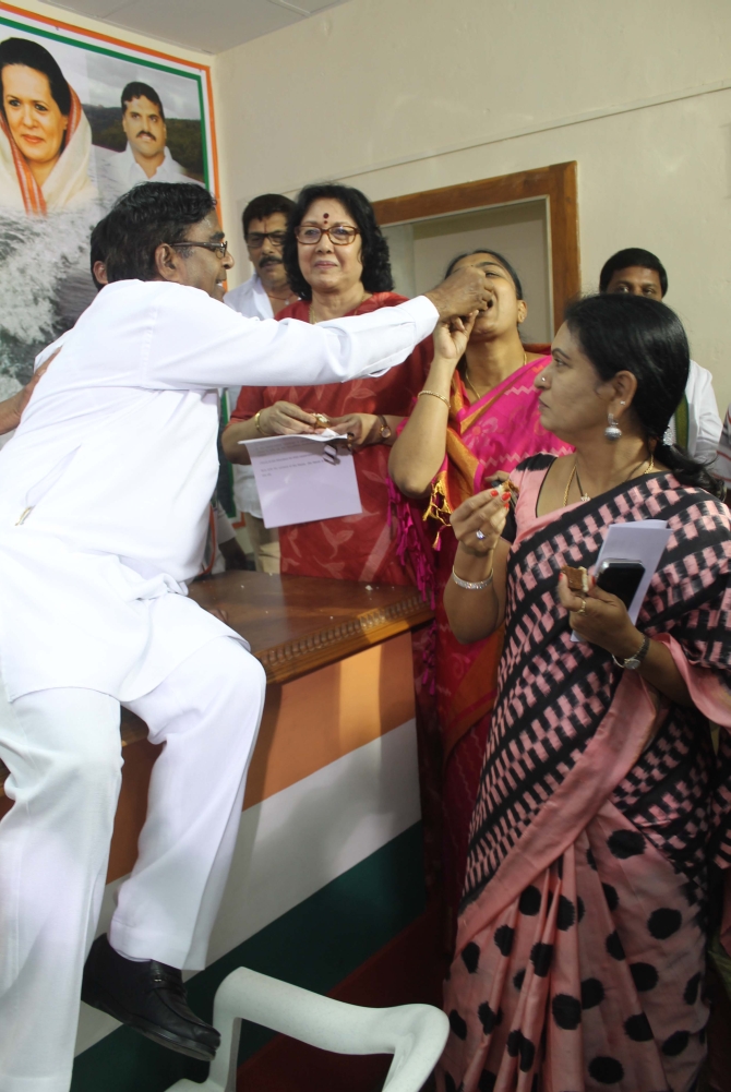 Ministers celebrate after Andhra assembly rejects Telangana Bill