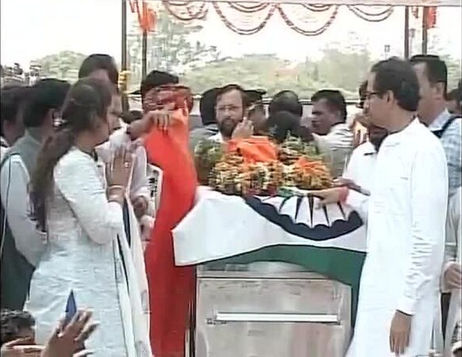 Shiv Sena chief Uddhav Thackeray pays tribute
