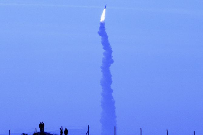 France's missile M51 soars into the air during its first test in Biscarosse November 9, 2006