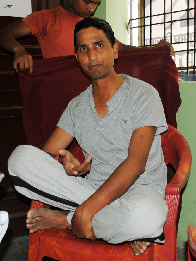 AAP's Kumar Vishwas sits comfortably in his house after getting his hair coloured