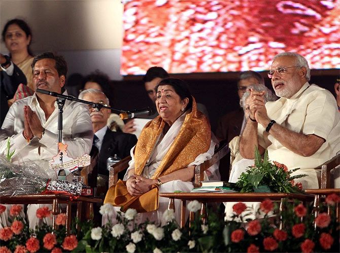 Lata Mangeshkar and Narendra Modi sing Aie Mere Watan Ke Logon at an event in Mumbai.