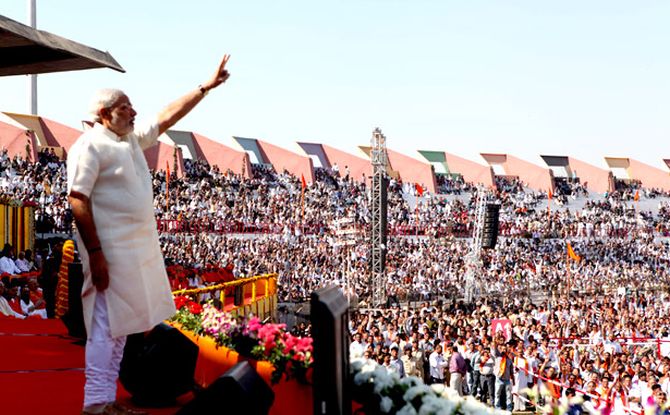 Narendra Modi waving to his thousands of supporters.